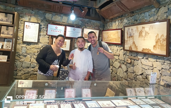烙铁绘山河 非遗展风华——邓师华烙铁画千古情景区爆棚