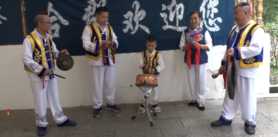 6岁小孩能掌鼓，大人围着小孩鼓点敲打乐器