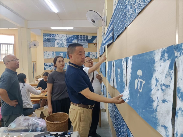 张家界市文旅局非遗科深入张家界莲衣裳民族服饰公司调研蓝印花布技艺传承