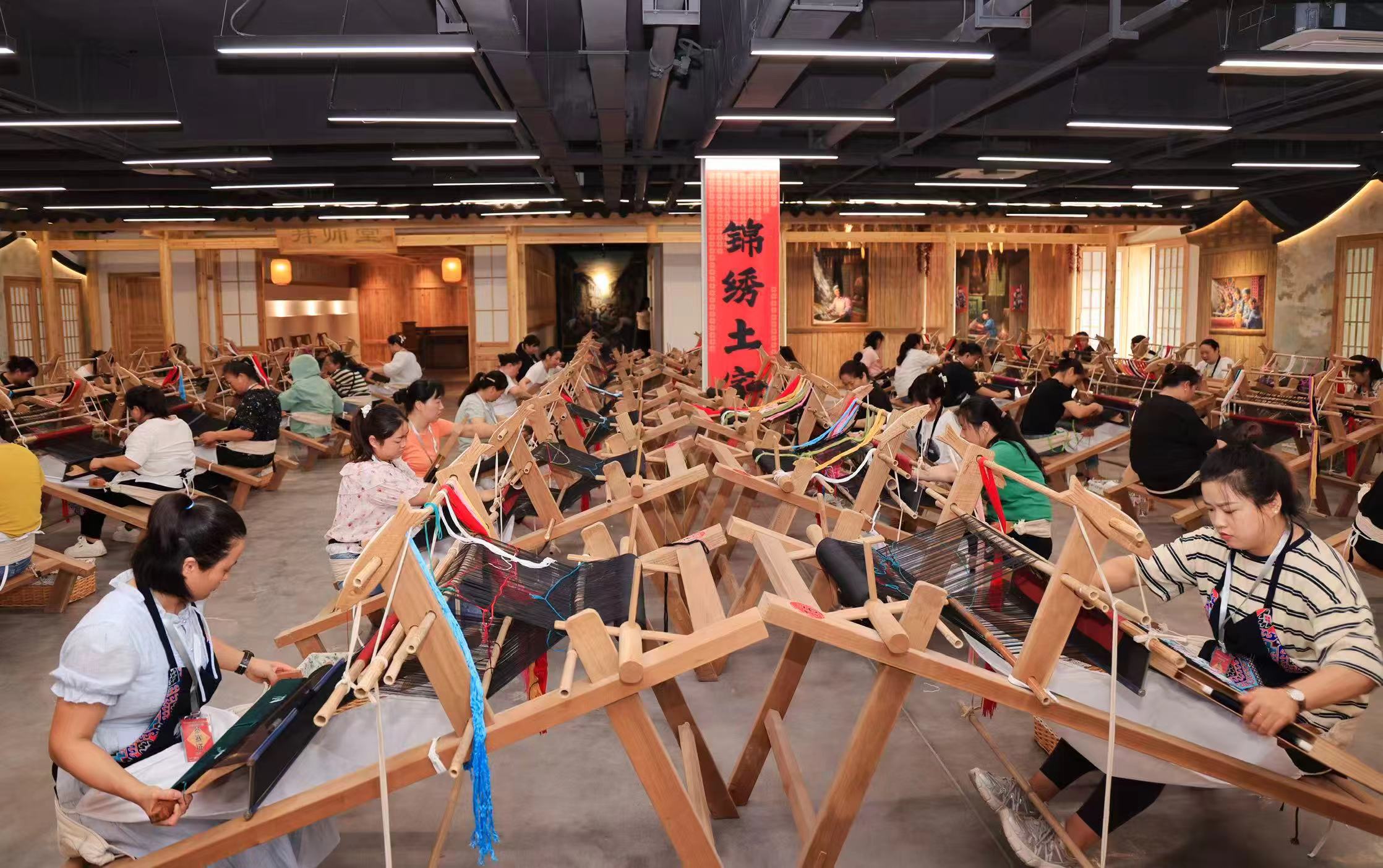 经纬间的千年传承：丁世举与土家织锦的发展之路